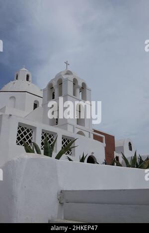 Ansicht von zwei orthodoxen griechischen Kapellen in Fira Santorini Griechenland Stockfoto