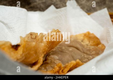 Ein hausgemachtes Gericht aus usbekischer und tatarischer Küche, Gebäck mit Fleisch, Suluguni-Käse und Kräutern. Cheburks - gebratener Kuchen mit Fleisch und Zwiebeln. Ein traditioneller di Stockfoto