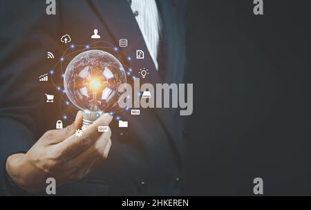 Mann hält Glühbirnen, Ideen für neue Ideen mit innovativer Technologie und Kreativität. Konzept Kreativität mit Glühbirnen, die Glanz Glitzer. Stockfoto