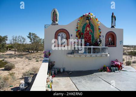 Ein Denkmal am Straßenrand, das die Person, Personen oder Familie ehrt, die während der Fahrt, Highway 3, Sonora, Baja, Kalifornien, Mexiko Stockfoto