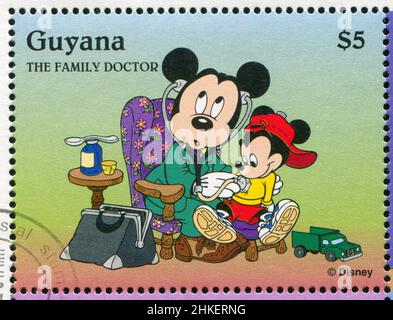 GUYANA - UM 1995: Stempel gedruckt von Guyana, zeigt Walt Disney Figuren, Mickey Mouse, um 1995 Stockfoto