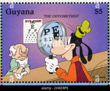 GUYANA - UM 1995: Briefmarke gedruckt von Guyana, zeigt Walt Disney Figuren, Goofy, um 1995 Stockfoto