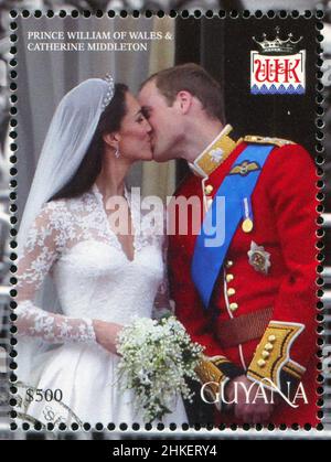 GUYANA - UM 2012: Briefmarke gedruckt von Guyana, zeigt Prinz William von Wales und Kate Middleton, Hochzeit, um 2012 Stockfoto