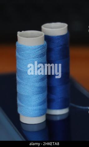 Mäntel Threads. Fäden. Nahaufnahme von Nähgarn in zwei Farben. Blau und dunkelblau Stockfoto