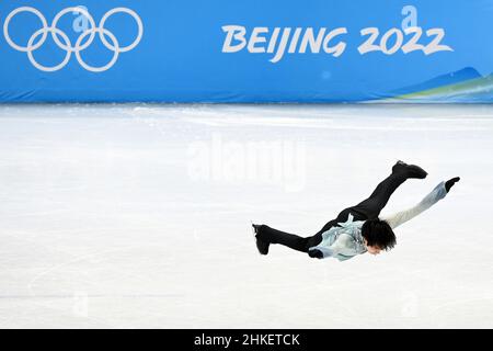 Peking, China. 4th. Februar 2022. Der chinesische Jin Boyang tritt während des Einzelskating-Kurzprogramms für Männer im National Indoor Stadium in Peking, der Hauptstadt Chinas, am 4. Februar 2022 an. Kredit: Ma Ning/Xinhua/Alamy Live Nachrichten Stockfoto