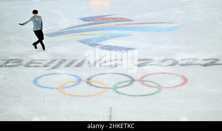 Peking, China. 4th. Februar 2022. Der chinesische Jin Boyang tritt während des Einzelskating-Kurzprogramms für Männer im National Indoor Stadium in Peking, der Hauptstadt Chinas, am 4. Februar 2022 an. Kredit: Ma Ning/Xinhua/Alamy Live Nachrichten Stockfoto