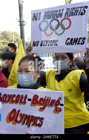 Die Ektivisten des Tibetischen Jugendkongresses protestieren in Neu-Delhi gegen die Olympischen Winterspiele in Peking, die sie am Freitag, dem 02. Februar 2022, als „Olympische Spiele des Genozids“ bezeichnen. Foto von Sondeep Shankar Stockfoto