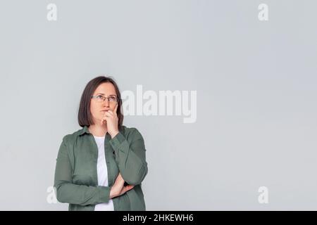 Kleine Geschäftsfrau auf grauem Hintergrund. Stockfoto