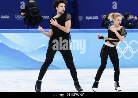 Peking, China. 4th. Februar 2022. Maria Kazakova (R) /Georgy Reviya aus Georgien treten während der Eiskunstlauf-Teamveranstaltung im Capital Indoor Stadium in Peking, der Hauptstadt Chinas, am 4. Februar 2022 auf. Quelle: Zhang Yuwei/Xinhua/Alamy Live News Stockfoto