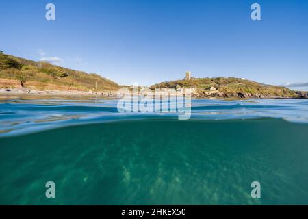Am Wembury Beach, Großbritannien, schimmert Licht aus dem Sand Stockfoto