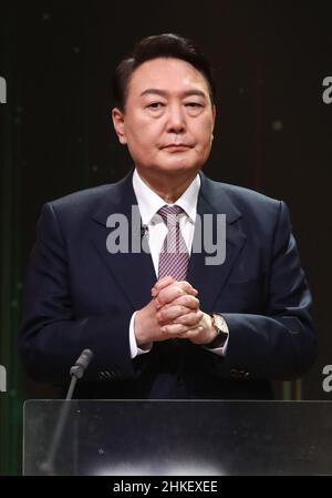 (220204) -- SEOUL, 4. Februar 2022 (Xinhua) -- der südkoreanische Präsidentschaftskandidat Yoon Suk-yeol von der Volkspartei bereitet sich auf eine Fernsehdebatte über die bevorstehenden Präsidentschaftswahlen am 9. März in Seoul, Südkorea, am 3. Februar 2022 vor. (NEWSIS/Handout über Xinhua) Stockfoto