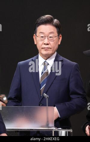 (220204) -- SEOUL, 4. Februar 2022 (Xinhua) -- der südkoreanische Präsidentschaftskandidat Lee Jae-myung von der Demokratischen Partei bereitet sich auf eine Fernsehdebatte über die bevorstehenden Präsidentschaftswahlen am 9. März in Seoul, Südkorea, am 3. Februar 2022 vor. (NEWSIS/Handout über Xinhua) Stockfoto