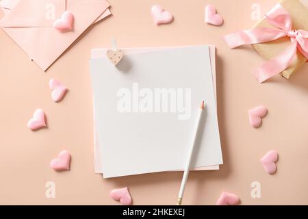 Valentinstag leer für Brief mit leeren leeren leeren und rosa Herzen, Geschenk auf rosa Hintergrund. Blick von oben. Platz für Text. Minimale flache Verlegung. Greetin Stockfoto