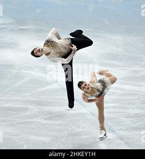 Peking, China. 4th. Februar 2022. Sofiia Holichenko (R) /Artem Darenskyi aus der Ukraine treten während des Kurzprogramms der Eiskunstlauf-Mannschaftsevents Pairs im Capital Indoor Stadium in Peking, der Hauptstadt Chinas, am 4. Februar 2022 auf. Quelle: Wang Jianwei/Xinhua/Alamy Live News Stockfoto