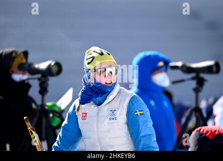 Zhangjiakou, Kina. 04th. Februar 2022. ZHANGJIAKOU 20220204 Sveriges skidskytt Mona Brorsson under dagens träning vid vinter-OS i Peking 2022 Foto Pontus Lundahl/TT/kod 10050 *** Bilder ingår i SPORTPAKET. För övriga BETALBILD*** Quelle: TT Nachrichtenagentur/Alamy Live News Stockfoto