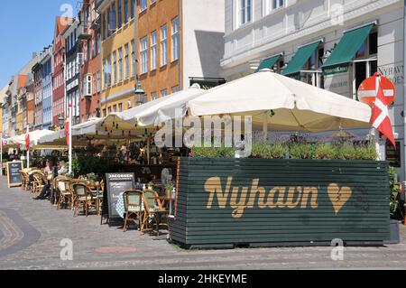 Kopenhagen, Dänemark, 18. Juni 2020/Dänen Genießen Sie Essen in Cafés und Restaurants und genießen Sie einen Tag auf dem Wasser, indem Sie mit Booten in Christianhavn Canal dueint corona Virus pandemic /covid-19 in Dänemark segeln (Foto..Francis Dean/DeanPictures) Stockfoto