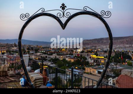 Romantische, entspannende Terrassen im historischen Stadtzentrum von Goreme, umgeben von feurigen vulkanischen Kaminen, Kappadokien, Nevsehir, Türkei Stockfoto