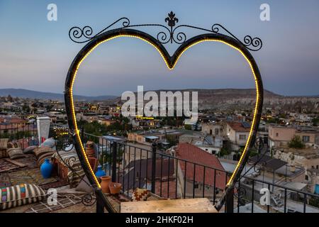 Romantische, entspannende Terrassen im historischen Stadtzentrum von Goreme, umgeben von feurigen vulkanischen Kaminen, Kappadokien, Nevsehir, Türkei Stockfoto