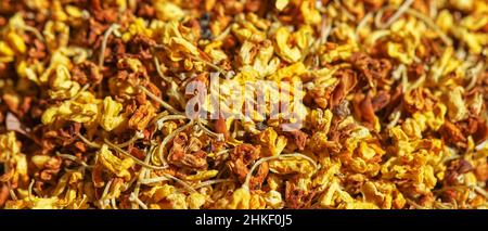 Helle, gelbe Osmanthus-Blüten zum Teetrinken, Textur Stockfoto