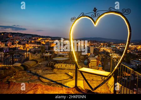 Romantische, entspannende Terrassen im historischen Stadtzentrum von Goreme, umgeben von feurigen vulkanischen Kaminen, Kappadokien, Nevsehir, Türkei Stockfoto