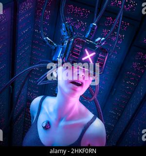 Cyberpunk Hacker girl - 3D Illustration von Science-Fiction schockiert weibliche Figur trägt futuristische Virtual-Reality-Brille in Server Farm Stockfoto