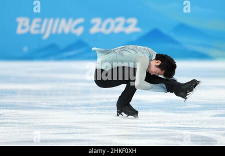 Peking, China. 4th. Februar 2022. Der chinesische Jin Boyang tritt während des Einzelskating-Kurzprogramms für Männer im Capital Indoor Stadium in Peking, der Hauptstadt Chinas, am 4. Februar 2022 an. Quelle: Cao Can/Xinhua/Alamy Live News Stockfoto