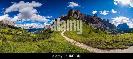 Panoramablick auf die Sella-Gruppe, die Puez-Gruppe und den Mt. Sassongher links, Saslonch, Langolungo oder Langkofel rechts, vom Grödner Pass aus gesehen. Stockfoto