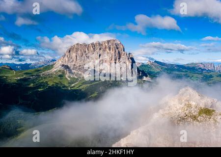 Die Ostwand von Saslonch, Langkofel oder Langkofel, vom Gipfel des Grand Cirs aus gesehen. Stockfoto