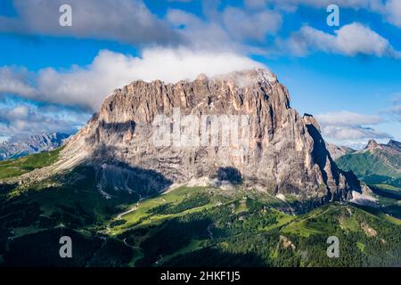 Die Ostwand von Saslonch, Langkofel oder Langkofel, vom Gipfel des Grand Cirs aus gesehen. Stockfoto