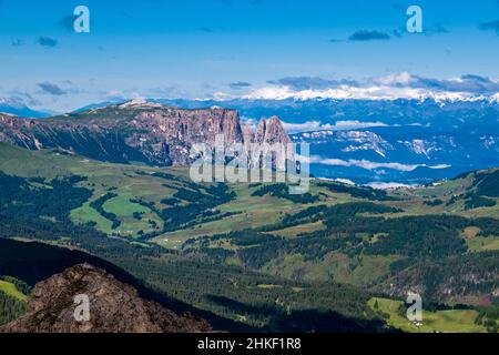 Almen und Wälder der Seiser Alm, Seiser Alm, Felswände der Schlerngruppe mit dem Monte Petz in der Ferne, vom Gipfel des Grand Cir aus gesehen. Stockfoto