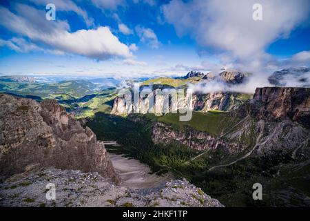 Felswände der Puez-Gruppe und die Gipfel des Geisler-Massivs in der Ferne, vom Gipfel des Grand Cirgesehen. Stockfoto