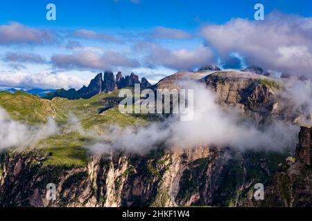 Felswände der Puez-Gruppe und die Gipfel des Geisler-Massivs in der Ferne, vom Gipfel des Grand Cirgesehen. Stockfoto