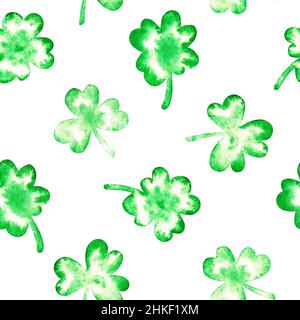 Nahtloses Muster aus Kleeblättern. St. Patrick's Day. Aquarelldarstellung. Isoliert auf weißem Hintergrund. Für Ihr Design. Stockfoto