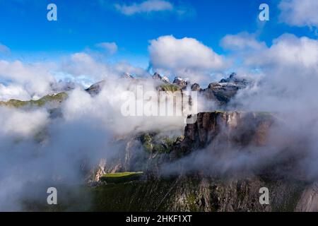 Felswände der Puez-Gruppe, bedeckt mit Wolken, vom Gipfel des Grand Cum aus gesehen. Stockfoto