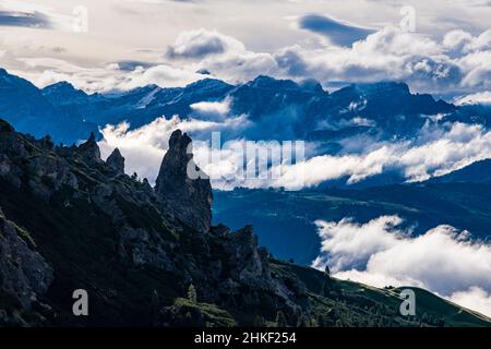 Luftaufnahme über die Gipfel der Puez-Gruppe hinunter nach Corvara und das Tal von Badia, bedeckt von Wolken, vom Gipfel des Grand Cirus aus gesehen. Stockfoto