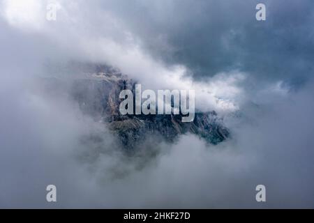 Felswände der Sella-Gruppe, bedeckt mit Wolken, vom Gipfel des Grand Cum aus gesehen. Stockfoto