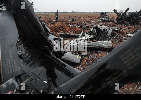 Afrin, Syrien. 04th. Februar 2022. Wrack eines amerikanischen Hubschraubers, der von den US-Spezialeinheiten gesprengt wurde, nachdem er mit mechanischen Problemen konfrontiert war und nicht mehr einsatzbereit war. Der Chopper MH-60 Black Hawk nahm an einem Überfall in der Stadt Atmeh Teil, der zum Tod des IS-Führers Abu Ibrahim al-Hashimi al-Qurayshi führte. Amerikanische Beamte bestreiten, dass er abgestürzt oder abgeschossen wurde. Quelle: Anas Alkharboutli/dpa/Alamy Live News Stockfoto