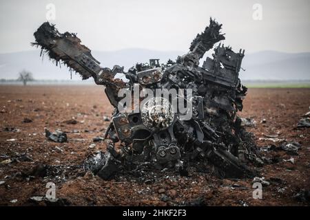 Afrin, Syrien. 04th. Februar 2022. Wrack eines amerikanischen Hubschraubers, der von den US-Spezialeinheiten gesprengt wurde, nachdem er mit mechanischen Problemen konfrontiert war und nicht mehr einsatzbereit war. Der Chopper MH-60 Black Hawk nahm an einem Überfall in der Stadt Atmeh Teil, der zum Tod des IS-Führers Abu Ibrahim al-Hashimi al-Qurayshi führte. Amerikanische Beamte bestreiten, dass er abgestürzt oder abgeschossen wurde. Quelle: Anas Alkharboutli/dpa/Alamy Live News Stockfoto