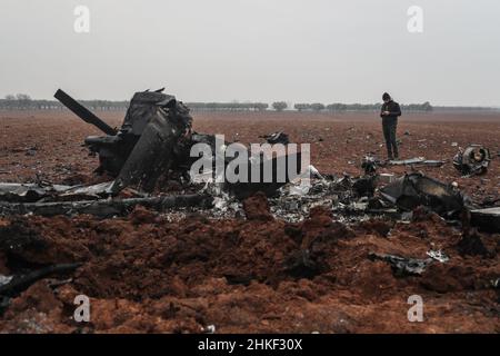 Afrin, Syrien. 04th. Februar 2022. Wrack eines amerikanischen Hubschraubers, der von den US-Spezialeinheiten gesprengt wurde, nachdem er mit mechanischen Problemen konfrontiert war und nicht mehr einsatzbereit war. Der Chopper MH-60 Black Hawk nahm an einem Überfall in der Stadt Atmeh Teil, der zum Tod des IS-Führers Abu Ibrahim al-Hashimi al-Qurayshi führte. Amerikanische Beamte bestreiten, dass er abgestürzt oder abgeschossen wurde. Quelle: Anas Alkharboutli/dpa/Alamy Live News Stockfoto