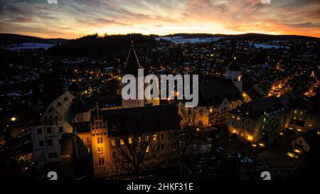 Faszinierende Aufnahme der Altstadt mit einem Schloss und der St.-Georgs-Kirche in Deutschland bei Nacht Stockfoto