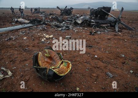 Afrin, Syrien. 04th. Februar 2022. Wrack eines amerikanischen Hubschraubers, der von den US-Spezialeinheiten gesprengt wurde, nachdem er mit mechanischen Problemen konfrontiert war und nicht mehr einsatzbereit war. Der Chopper MH-60 Black Hawk nahm an einem Überfall in der Stadt Atmeh Teil, der zum Tod des IS-Führers Abu Ibrahim al-Hashimi al-Qurayshi führte. Amerikanische Beamte bestreiten, dass er abgestürzt oder abgeschossen wurde. Quelle: Anas Alkharboutli/dpa/Alamy Live News Stockfoto