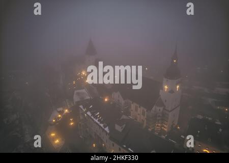 Faszinierende Aufnahme der Altstadt mit einem Schloss und der St.-Georgs-Kirche in Deutschland bei Nacht Stockfoto