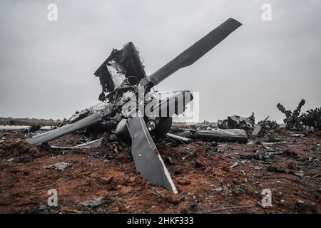 Afrin, Syrien. 04th. Februar 2022. Wrack eines amerikanischen Hubschraubers, der von den US-Spezialeinheiten gesprengt wurde, nachdem er mit mechanischen Problemen konfrontiert war und nicht mehr einsatzbereit war. Der Chopper MH-60 Black Hawk nahm an einem Überfall in der Stadt Atmeh Teil, der zum Tod des IS-Führers Abu Ibrahim al-Hashimi al-Qurayshi führte. Amerikanische Beamte bestreiten, dass er abgestürzt oder abgeschossen wurde. Quelle: Anas Alkharboutli/dpa/Alamy Live News Stockfoto