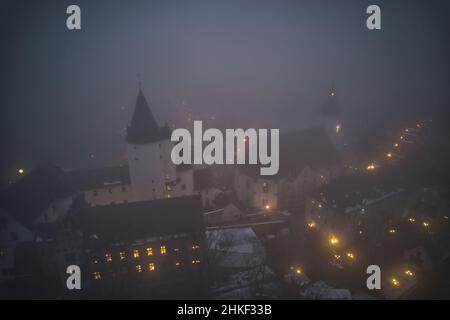 Faszinierende Aufnahme der Altstadt mit einem Schloss und der St.-Georgs-Kirche in Deutschland bei Nacht Stockfoto