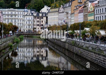Karlovy Vary (Karlsbad) in Tschechien: Brücken und Gebäude auf Stará Louka Stockfoto