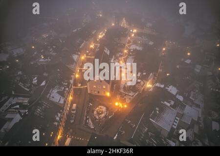 Faszinierende Aufnahme der Altstadt mit einem Schloss und der St.-Georgs-Kirche in Deutschland bei Nacht Stockfoto