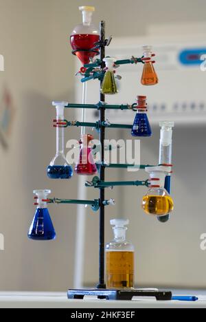 Chemielabor. Verschiedene farbige Lösungen in Kolben . Stockfoto