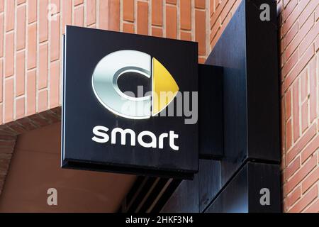VALENCIA, SPANIEN - 02. FEBRUAR 2022: Smart ist eine deutsche Automobilmarke und Division der Daimler AG. Stockfoto