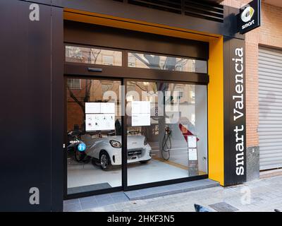 VALENCIA, SPANIEN - 02. FEBRUAR 2022: Smart ist eine deutsche Automobilmarke und Division der Daimler AG. Stockfoto