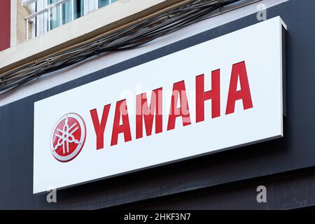 VALENCIA, SPANIEN - 02. FEBRUAR 2022: Yamaha ist ein japanischer Hersteller von Motorrädern und anderen motorisierten Produkten Stockfoto